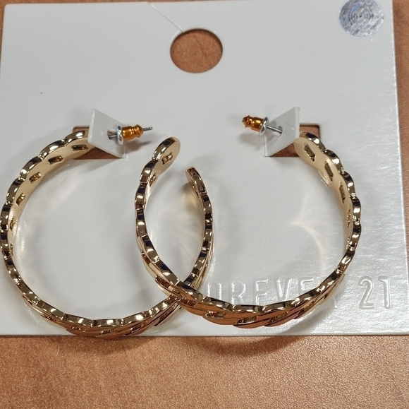 Gold Medium hoop earrings - Picture 3 of 3